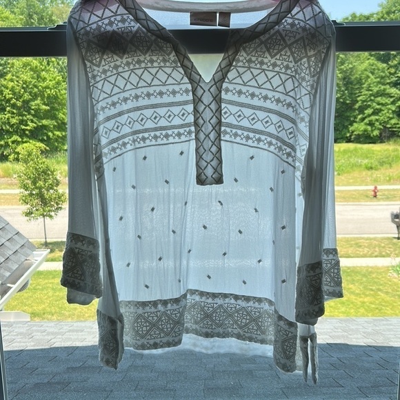 Summer sheer 3/4 sleeve Chicos Size 2 Embroidery overlay Vneck summer top - Picture 5 of 15